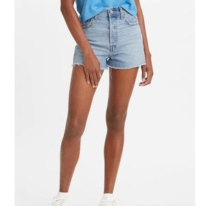 NWT Levi’s Ribcage Super High Rise Shorts Size 27